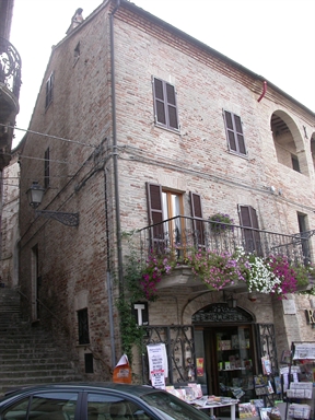 Casa a schiera in piazza Ascanio Condivi